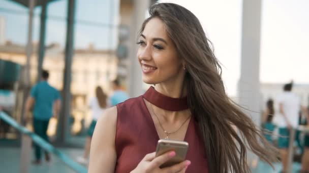 Mulher com smartphone — Vídeo de Stock