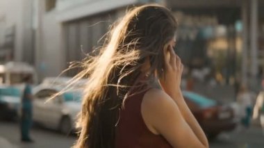 kadın telefonla konuşuyor