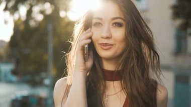 kadın telefonla konuşuyor