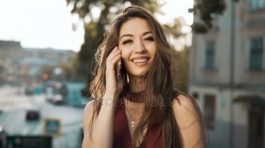 kadın telefonla konuşuyor