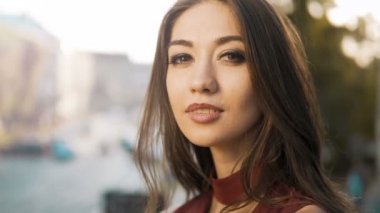 Esmer kız portresi