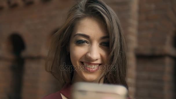 Bruna ragazza holding smartphone — Video Stock