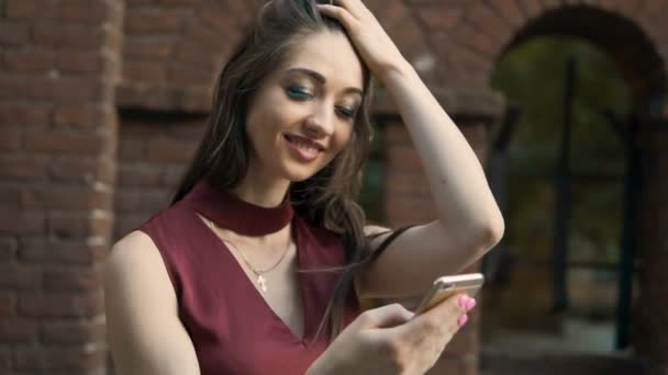 Morena chica celebración Smartphone — Vídeos de Stock