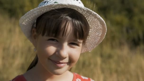 Retrato de menina no chapéu — Vídeo de Stock