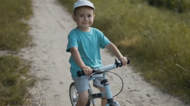 Menino bicicleta criança sorriso retrato — Vídeo de Stock