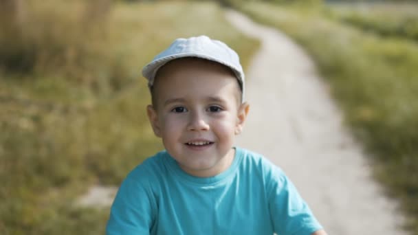 Хлопчик велосипед дитина посмішка портрет — стокове відео