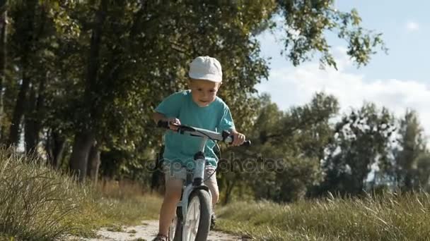 Niño montando una bicicleta — Vídeos de Stock