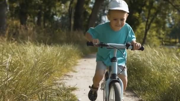 Kind met een fiets — Stockvideo