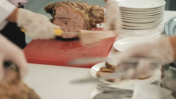Шеф-повар нарезает запеченное мясо баранины — стоковое видео