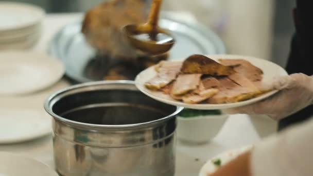Шеф-повар наливает темный соус на запечённое мясо баранины — стоковое видео