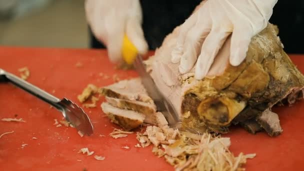 Chef Cortando Carne de Cordero Horneada — Vídeo de stock