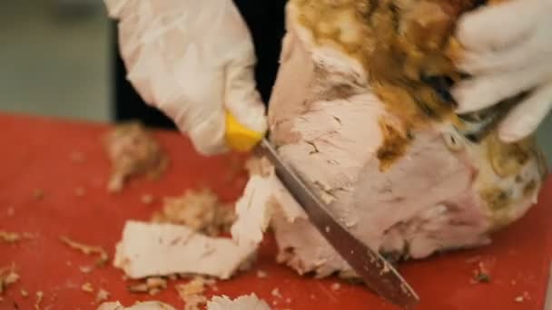 Šéfkuchař řezání pečené jehněčí maso zblízka — Stock video