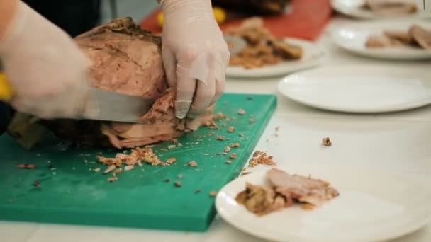 Kuchař, řezání pečené jehněčí maso — Stock video