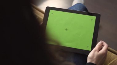 Tablet Pc ile işaretleri perde tutan kız