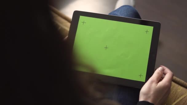 Девочка, держащая в руках компьютер с экраном маркеров — стоковое видео