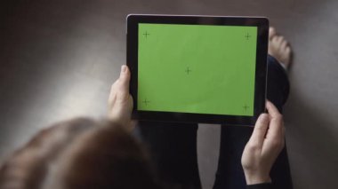 Tablet Pc ile katta oturan kız