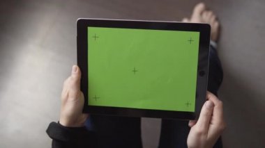 Tablet Pc ile katta oturan kız