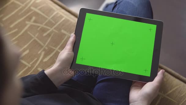 Mädchen hält Tablet in der Hand — Stockvideo