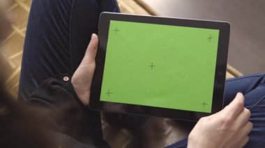 Tablet Pc ile işaretleri perde tutan kız