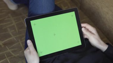 Tablet Pc ile işaretleri perde tutan kız