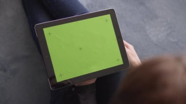 Tablet Pc ile işaretleri perde tutan kız