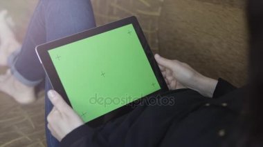 Tablet Pc ile işaretleri perde tutan kız