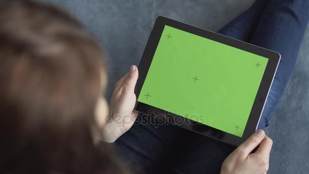 Menina segurando Tablet PC com marcadores de tela — Vídeo de Stock