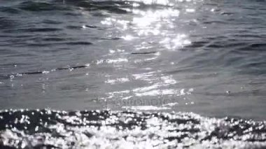 Su yüzeyindeki güneş yansımaları