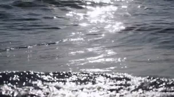 Отражения солнца на поверхности воды — стоковое видео