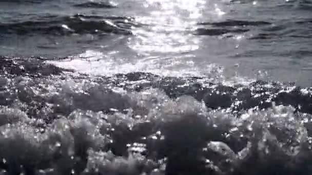 Riflessioni solari sulla superficie dell'acqua — Video Stock