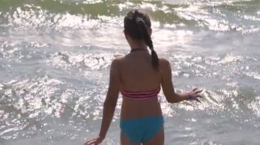 Dalgalar deniz eğleniyor kız