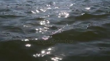 Su yüzeyindeki güneş yansımaları