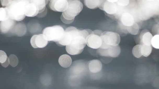 Réflexions solaires déconcentrées sur la surface de l'eau 