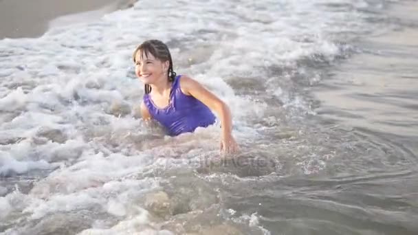 Fille dans les vagues — Video