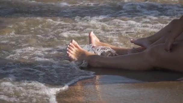 Madre con hija en la costa — Vídeo de stock