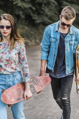 Hipsters kaykaylar ile