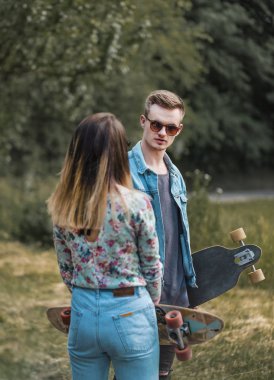 Hipsters kaykaylar ile
