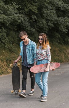 Hipster çift kurulları ile