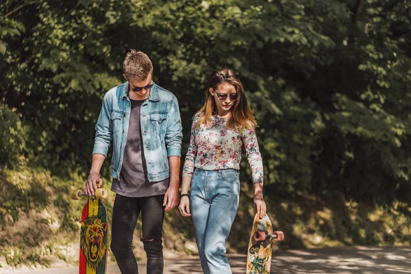 Hipster Couple with Skateboards — Stock Photo, Image