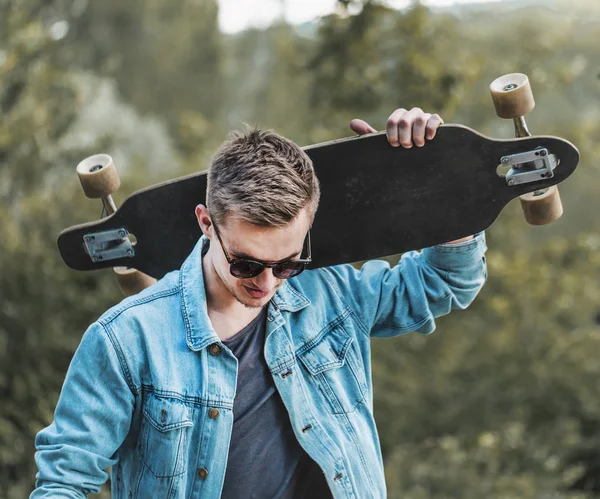 Hipster lindo con Longboard — Foto de Stock