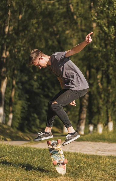 Chlapec dělá trik na skateboardu — Stock fotografie