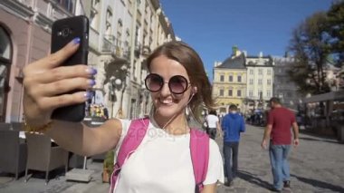Mutlu turist kız alma Selfie