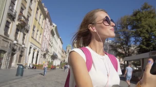 Chica turista tomando selfie — Vídeos de Stock