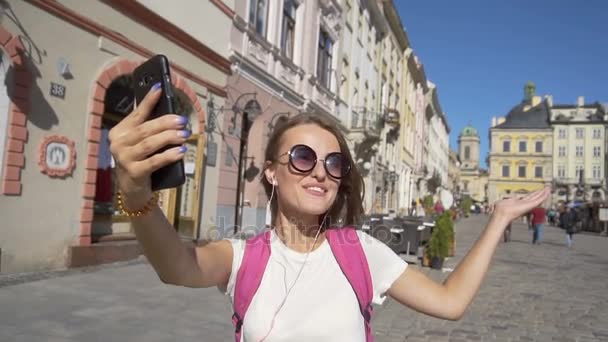 Görüntülü sohbet sahip mutlu turist kız — Stok video