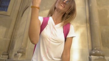 Eğleniyor güzel turist kız