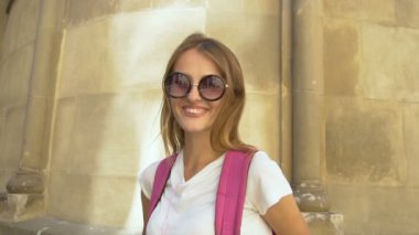 turist kız gülümseyerek