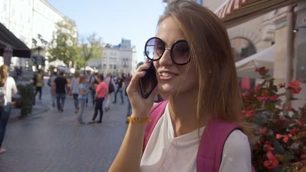 Turistické dívka mluví po telefonu šťastně — Stock video