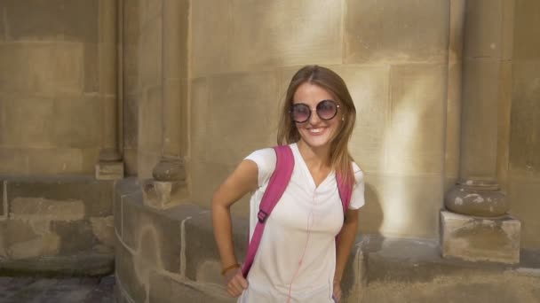 Schöne touristische Mädchen posiert — Stockvideo