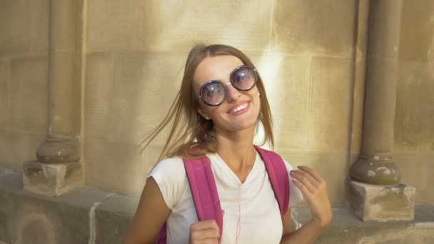 Досить туристична дівчина позує — стокове відео