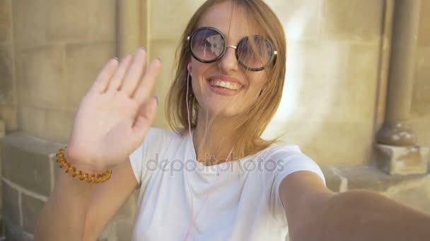 Fröhliches Touristenmädchen mit Videochat — Stockvideo